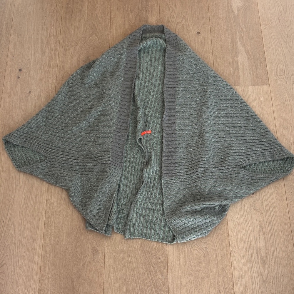 Verloop Nonna Rib 2-Way Reversible Coccon Wrap in Grey and Sea Green, One Size